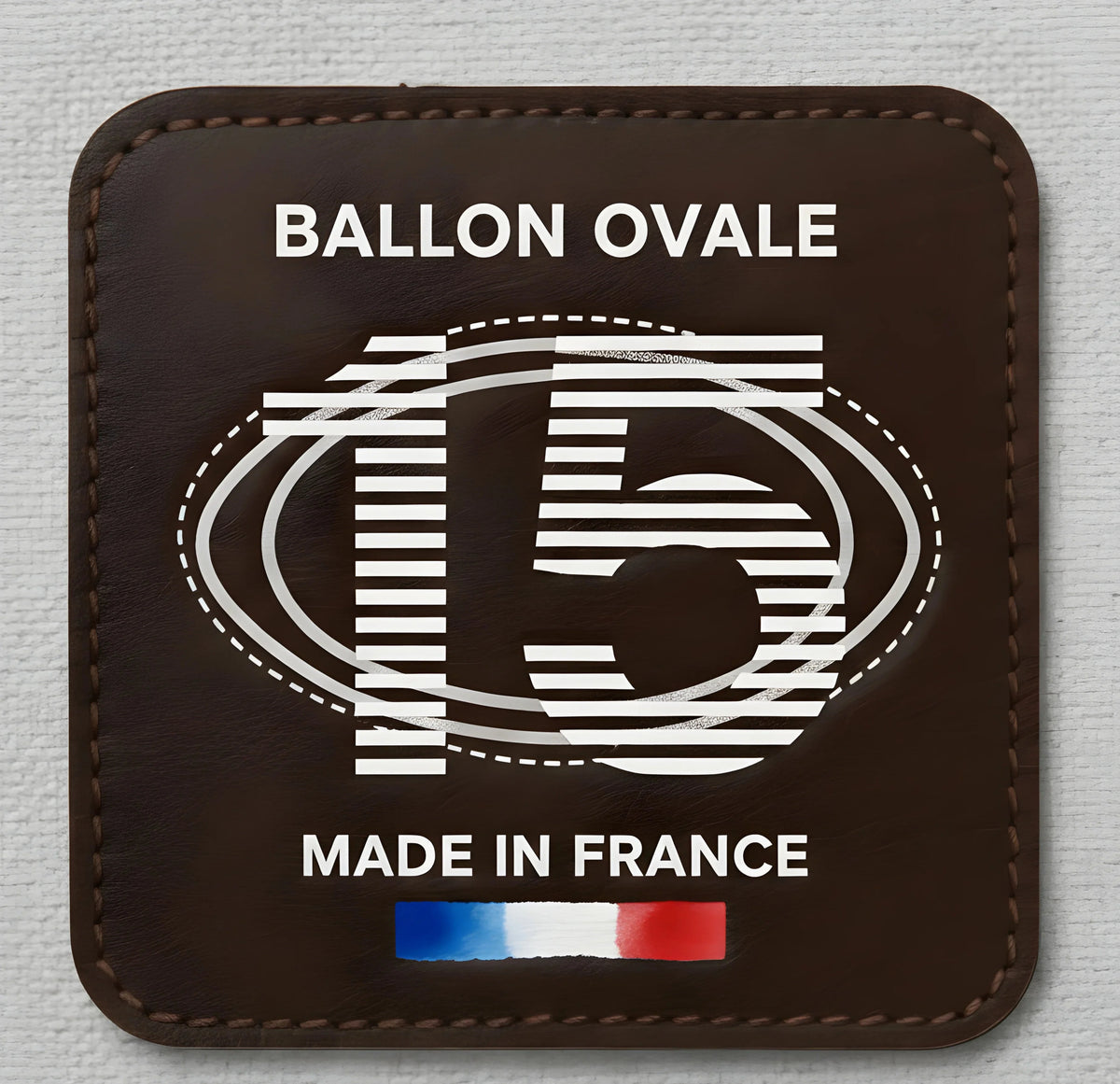 T-shirt Ballon Ovale Numéro 15 Badge Cuir Marron, détail logo badge