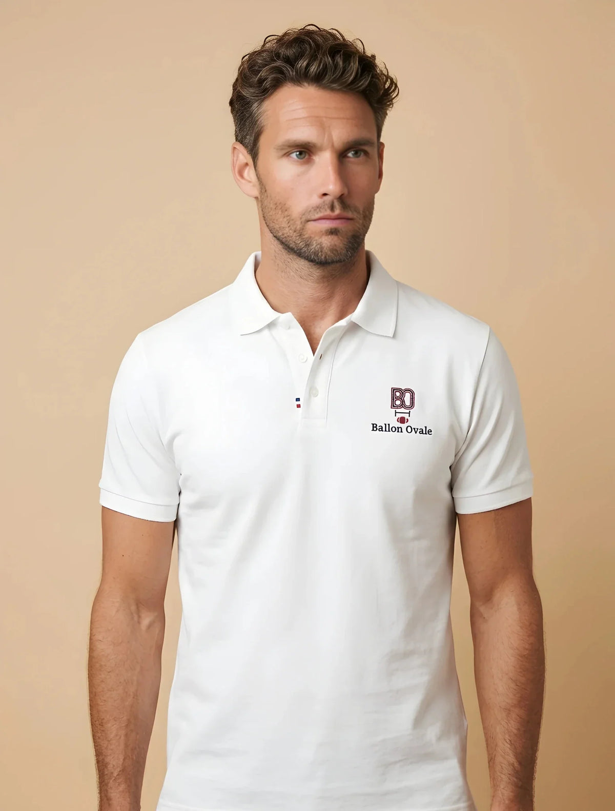 Polo Ballon Ovale signature porté, coton piqué blanc