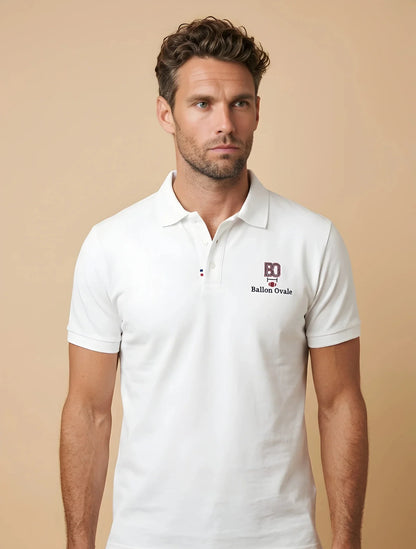 Polo Ballon Ovale signature porté, coton piqué blanc