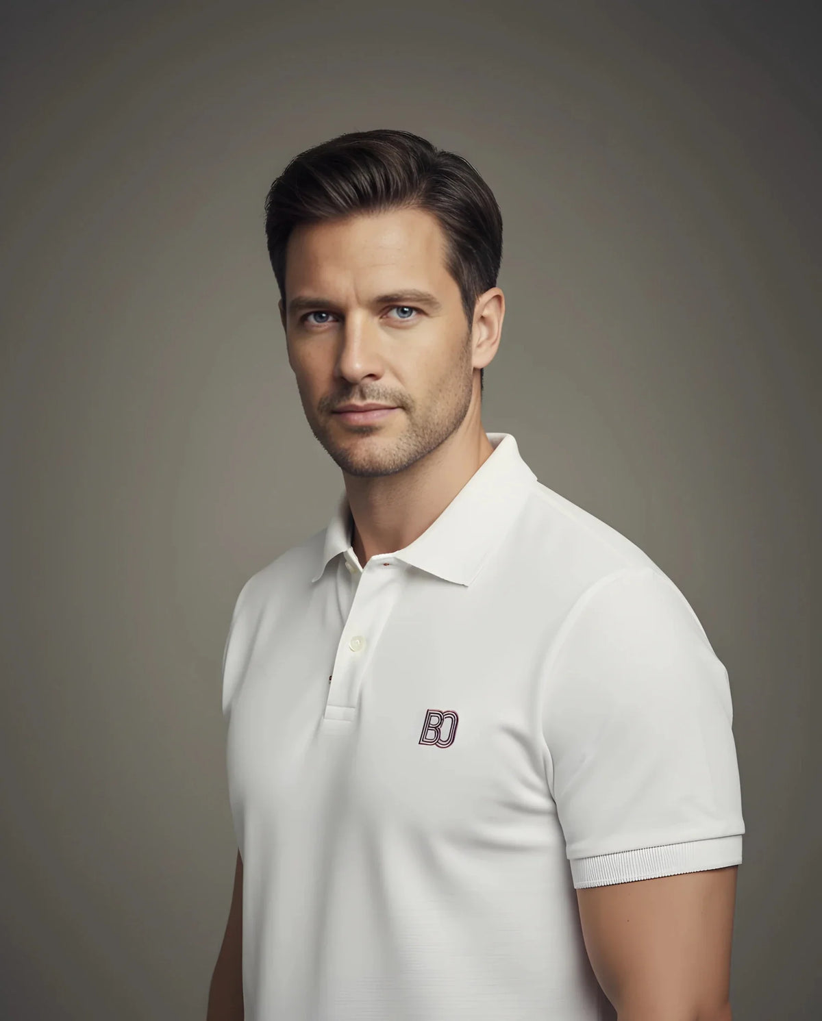 Polo Signature Ballon Ovale blanc porté, look sportswear chic