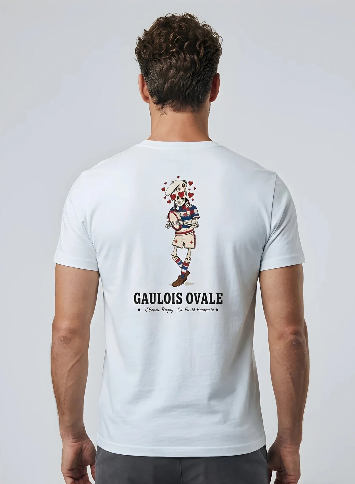 T-shirt rugby Blanc Le Gaulois Ovale Coeur, vue de dos mascotte ballon contre le coeur